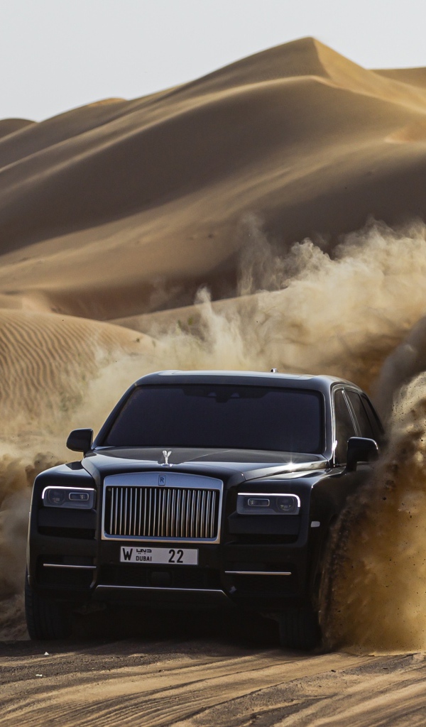 Черный автомобиль Rolls-Royce Cullinan в пустыне