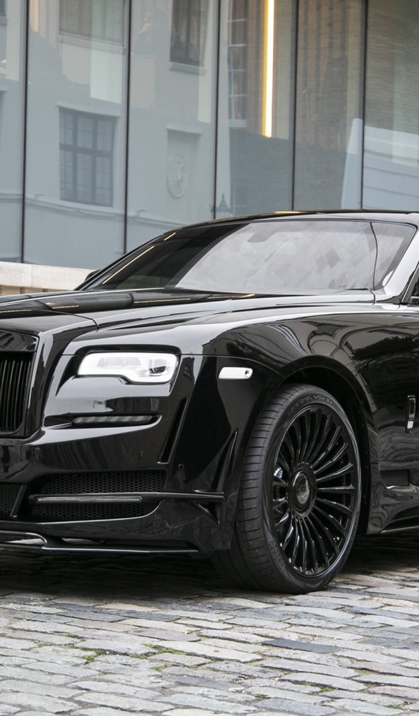Черный автомобиль Rolls-Royce Wraith у здания 