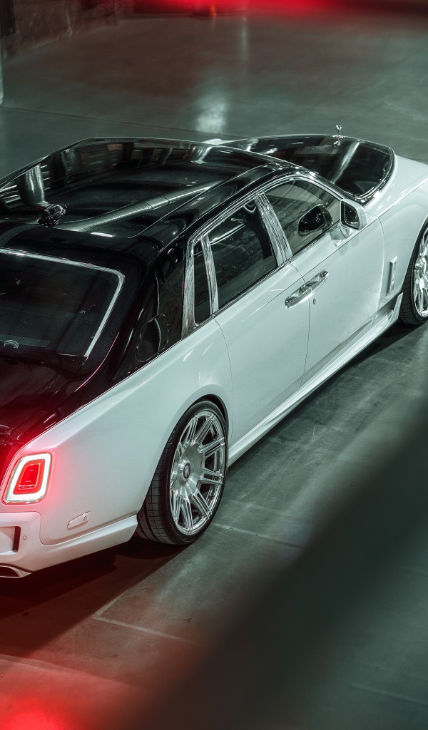 Дорогой автомобиль  Rolls-Royce Phantom 2019  года