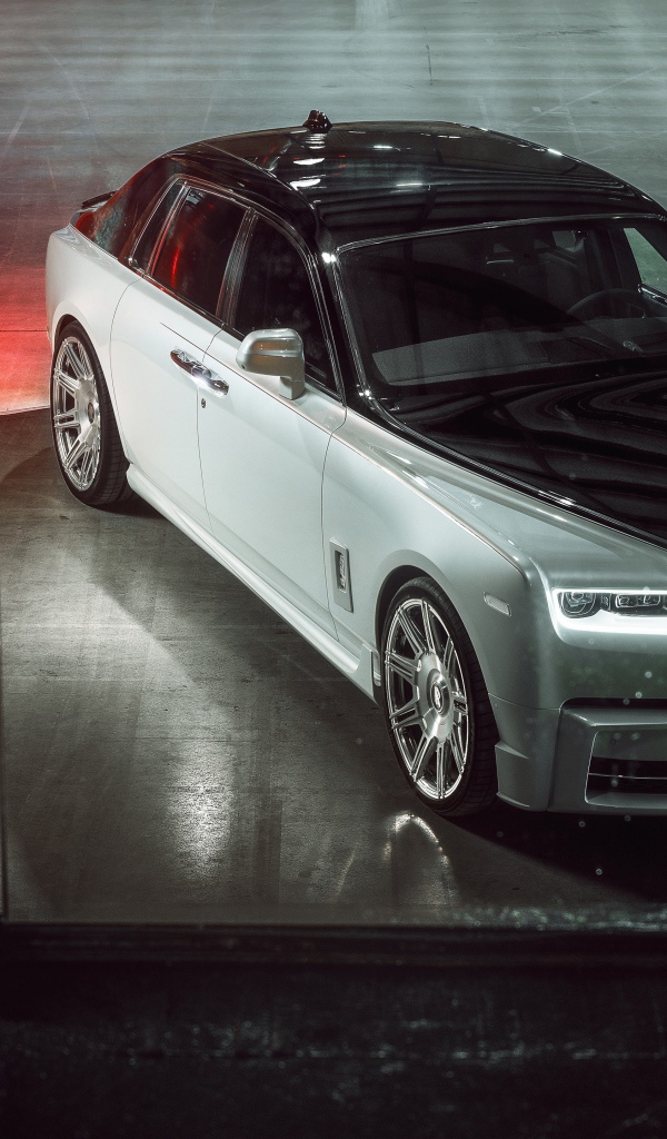 Серебристый автомобиль Rolls-Royce Phantom 2019 года