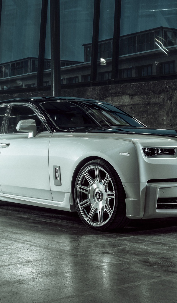 Стильный дорогой автомобиль  Rolls-Royce Phantom 2019 года