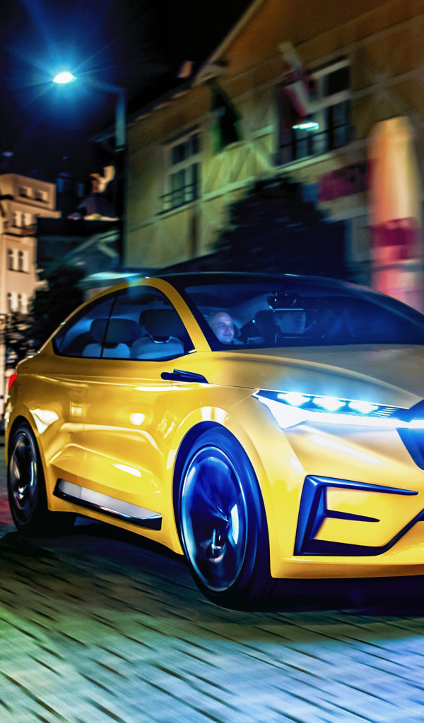 Желтый автомобиль Skoda Vision IV 2019 года на улице города
