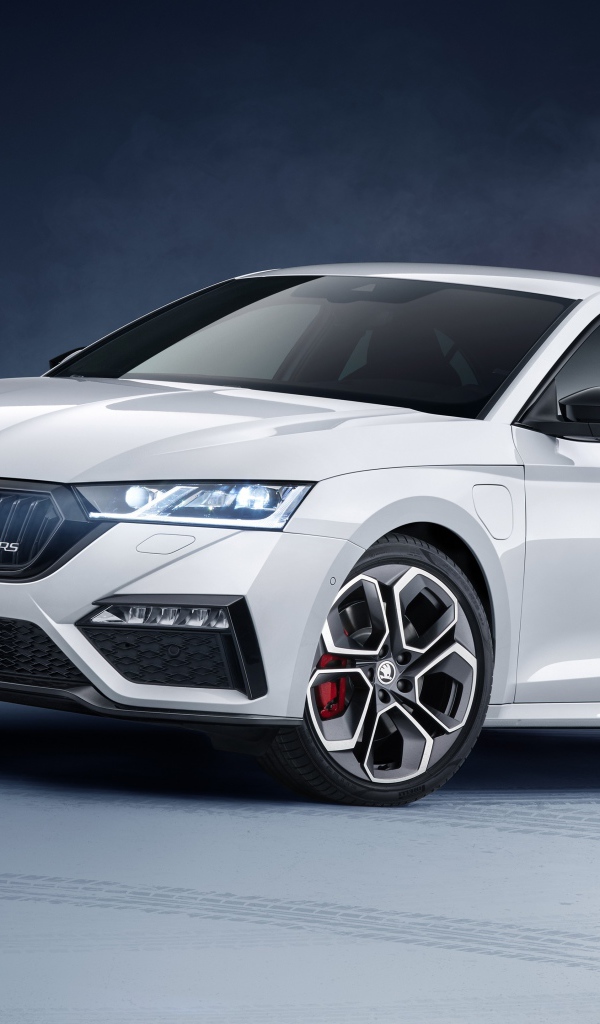 Белый автомобиль Skoda Octavia RS IV 2020 года на сером фоне