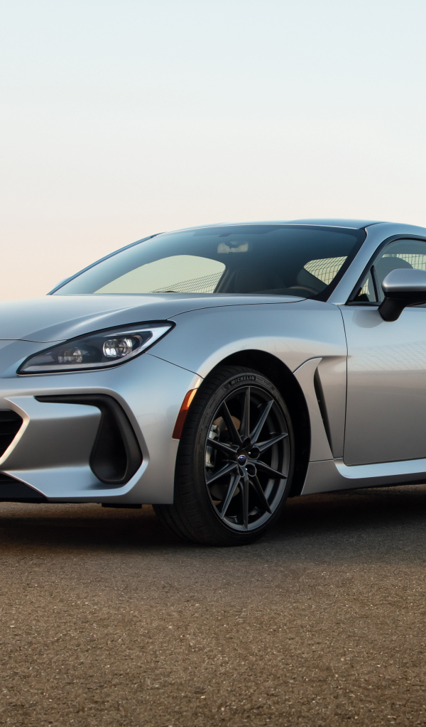 Серебристый автомобиль Subaru BRZ 2022 года