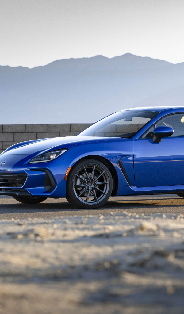 Синий автомобиль Subaru BRZ, 2022 года в лучах солнца