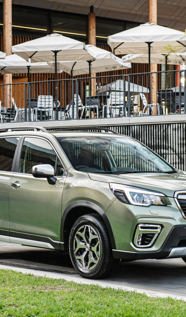 Кроссовер Subaru Forester, 2020 года стоит у кафе