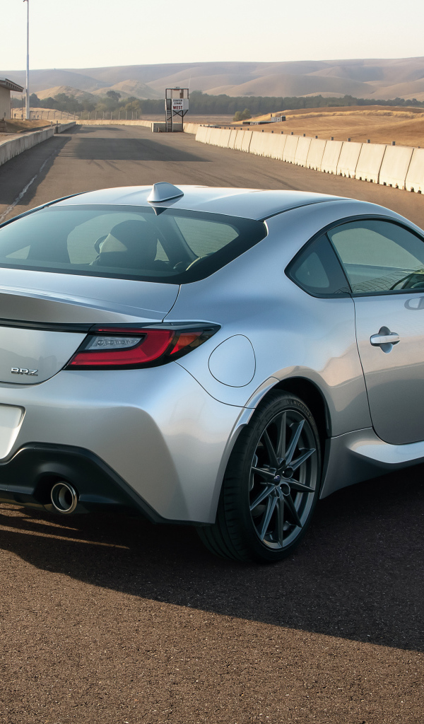 Серебристый автомобиль Subaru BRZ, 2022 года вид сзади