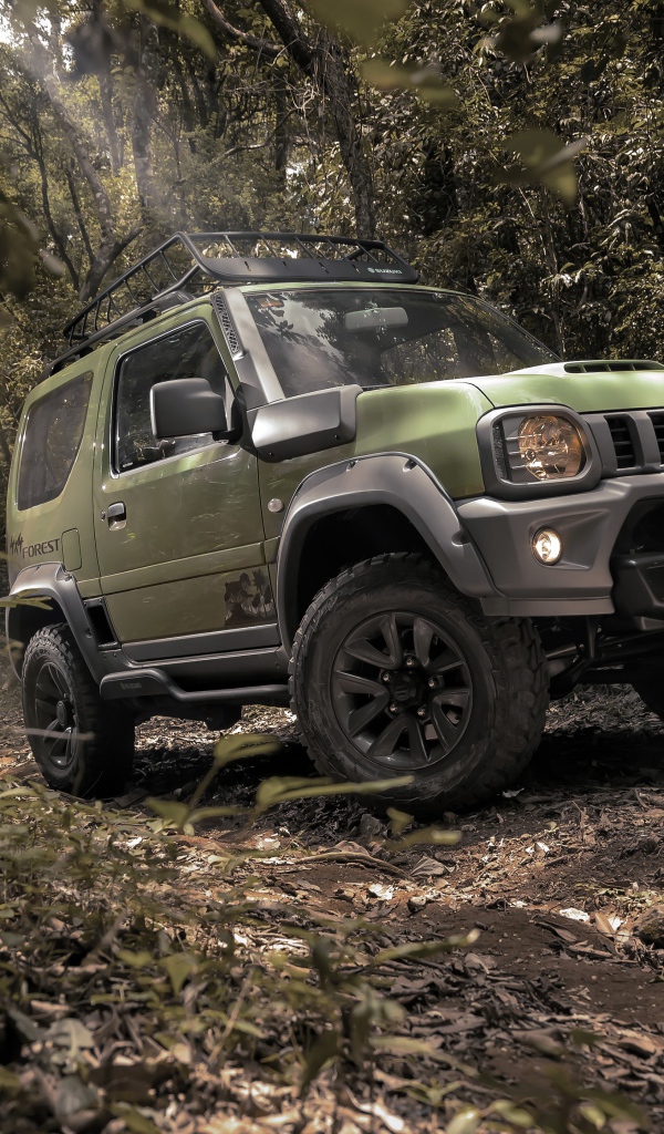 Внедорожник Suzuki Jimny Forest 2020 года едет в лесу