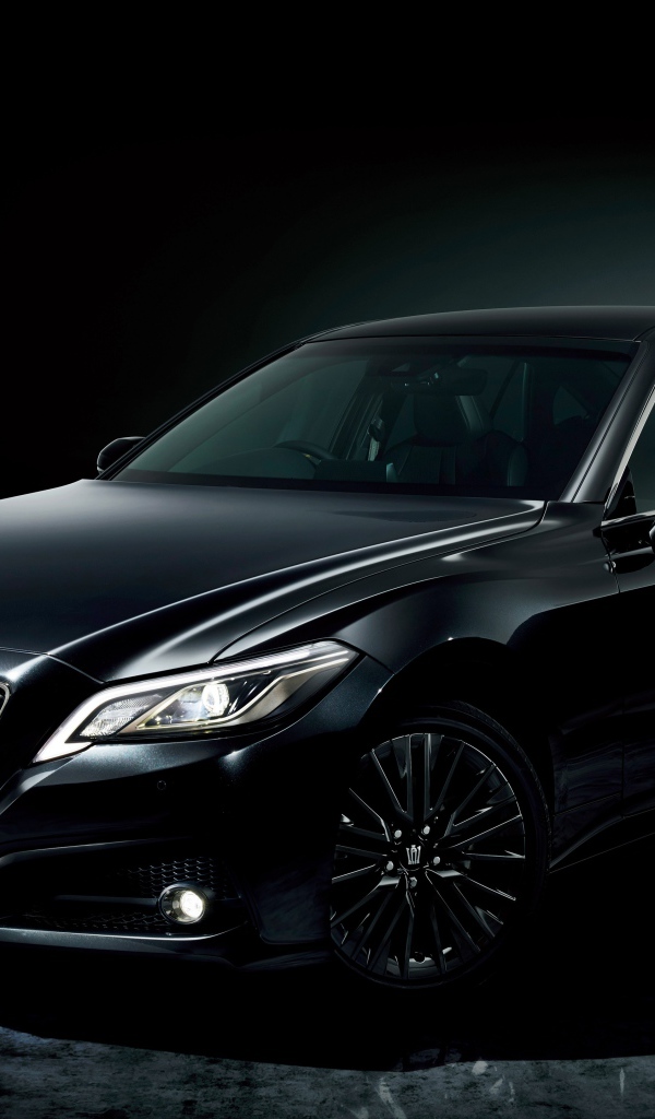 Черный автомобиль Toyota Crown S Sport Style 2020 года