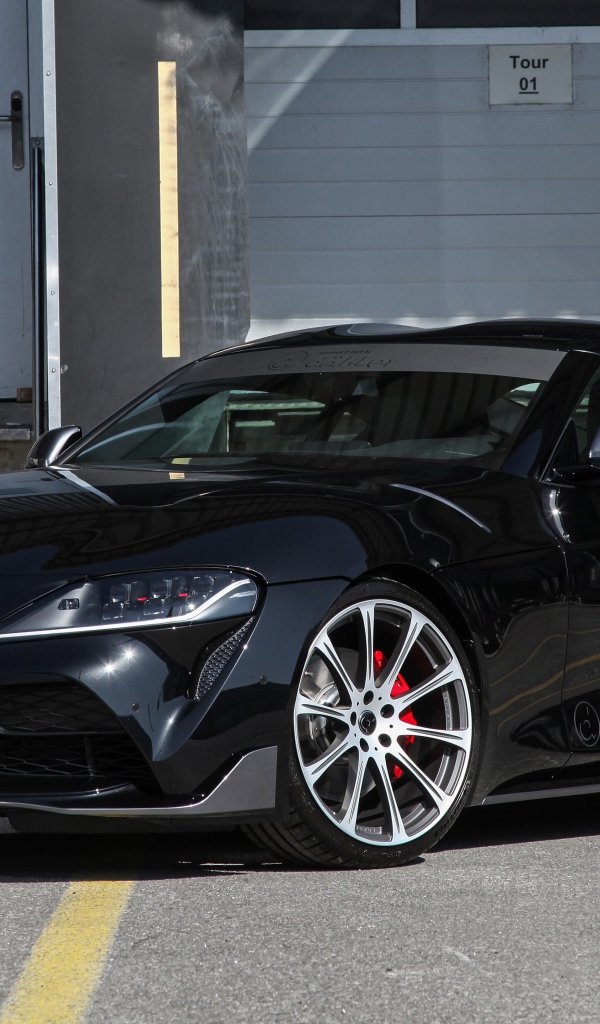 Черный автомобиль Toyota GR Supra 2020 года 