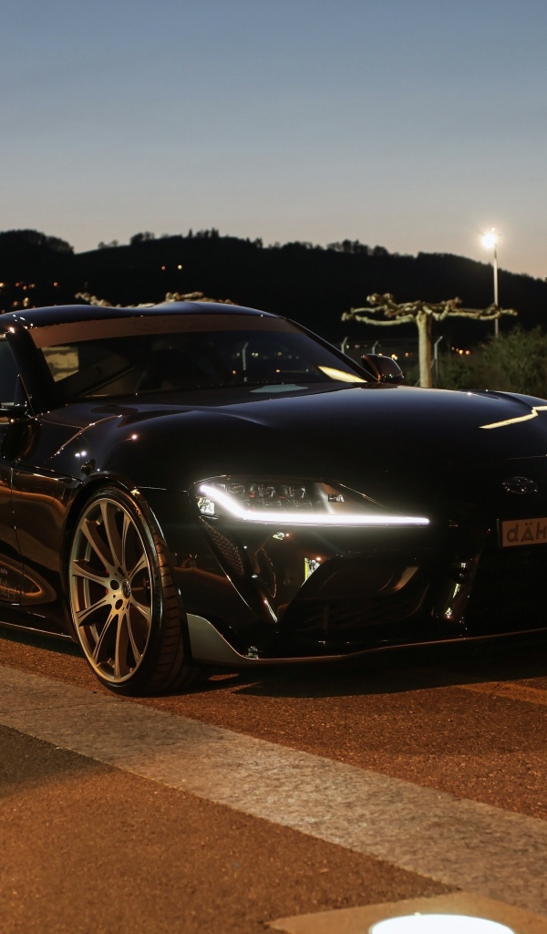 Черный автомобиль Toyota GR Supra 2020 года в парке