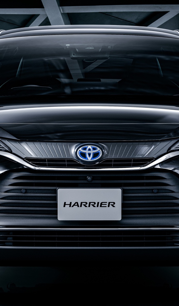 Черный автомобиль Toyota Harrier 2020 года вид спереди