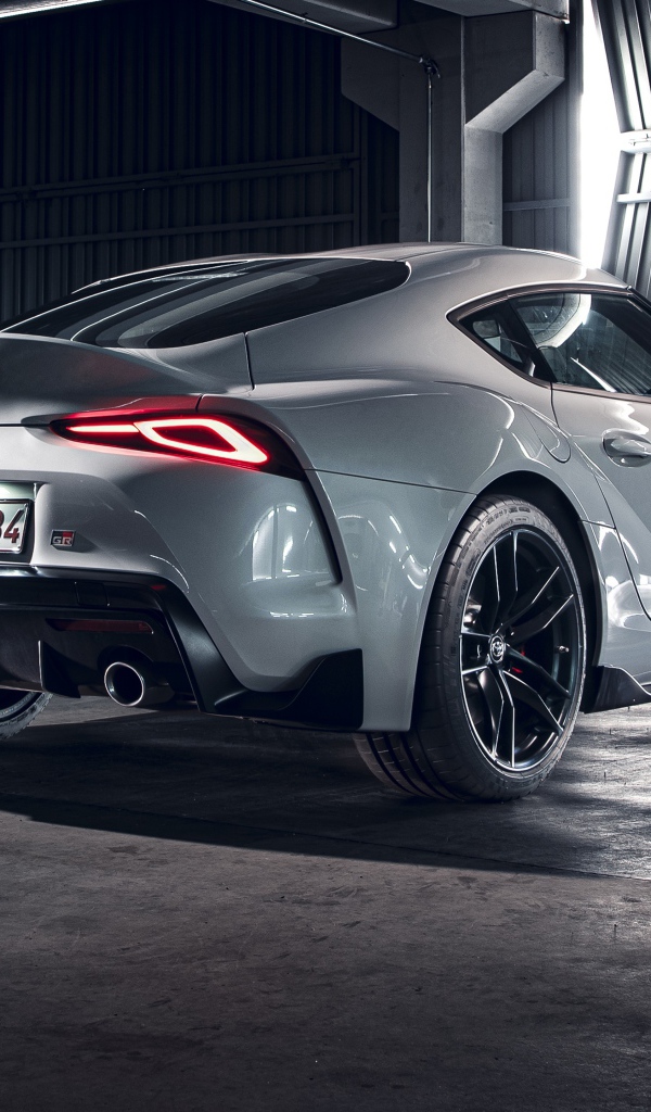 Белый автомобиль Toyota GR Supra 2 Fuji Speedway Edition 2020 года вид сзади 