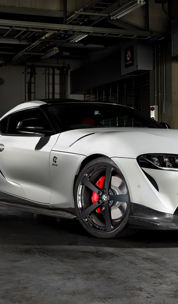 Белый автомобиль  Toyota GR Supra 2020 года в гараже