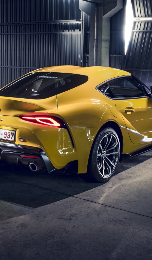 Желтый автомобиль Toyota GR Supra 2 2020 года в гараже 