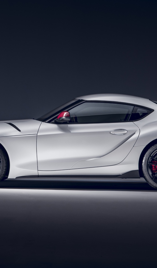 Серый автомобиль Toyota GR Supra 2L 2020 года вид сбоку на сером фоне
