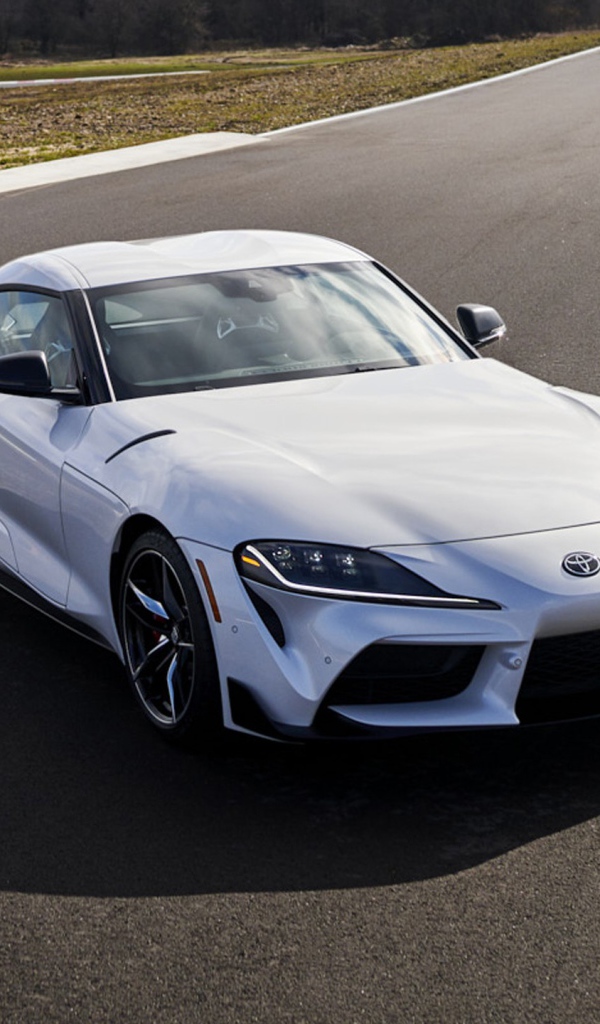 Спортивный автомобиль  Toyota GR Supra 3 Premium, 2020 года на трассе