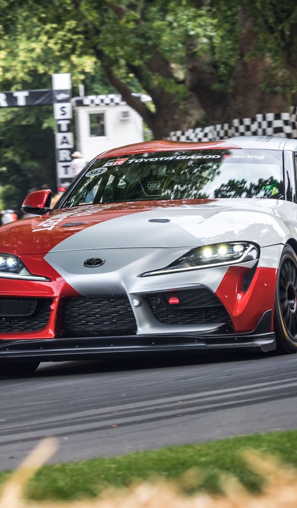 Спортивный автомобиль Toyota GR Supra GT4 Concept  на гонках 