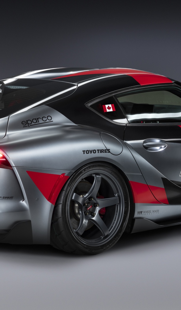 Спортивный автомобиль Toyota GR Supra Track Concept 2020 года вид сзади на сером фоне