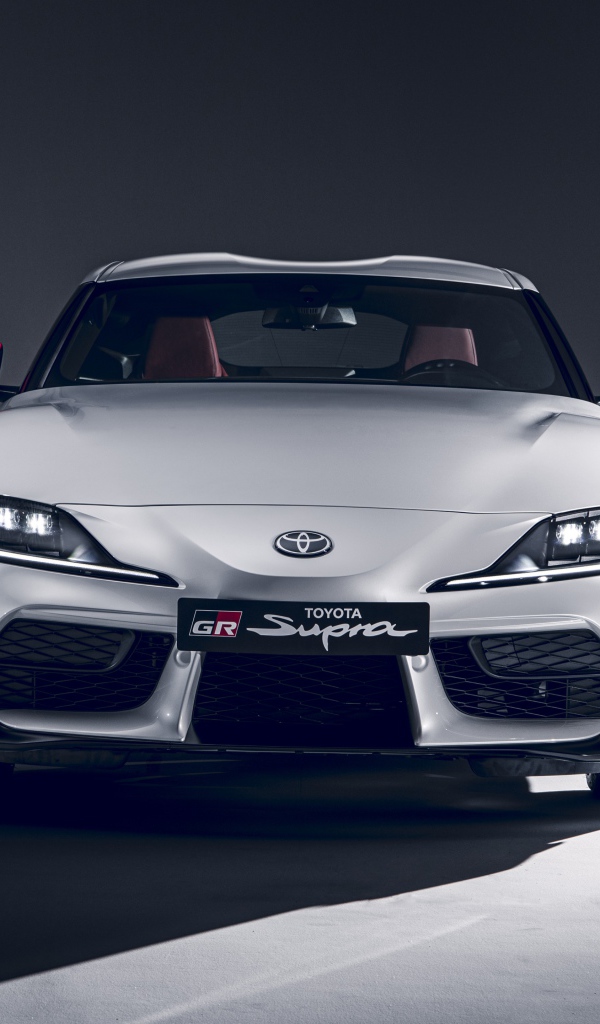 Белый автомобиль Toyota GR Supra 2L 2020 года вид спереди