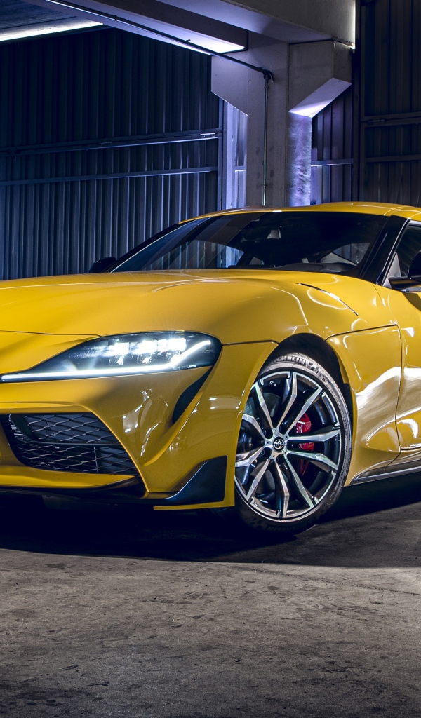 Желтый автомобиль Toyota GR Supra 2, 2020 года 