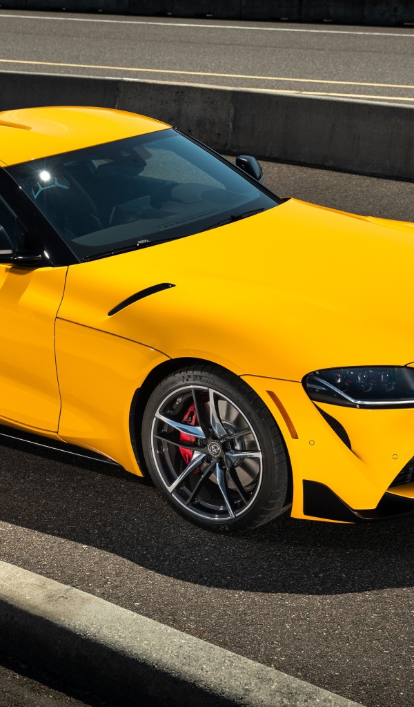 Желтый автомобиль  Toyota GR Supra, 2021 года 