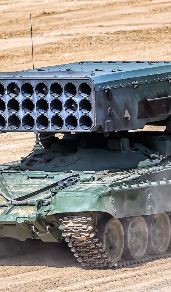 Российская боевая машина BM-1 TOS-1A на песке 