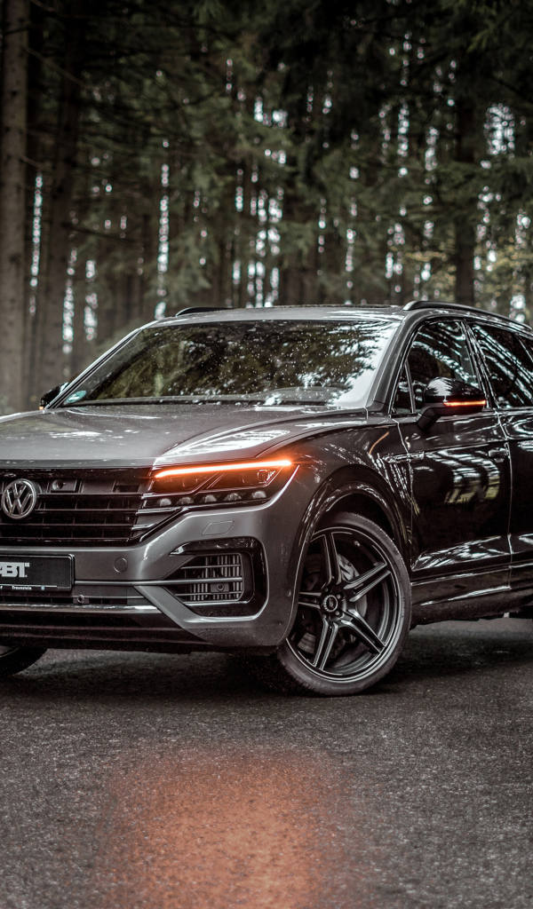 Внедорожник Volkswagen Touareg V8 TDI R-Line 2019 года в лесу