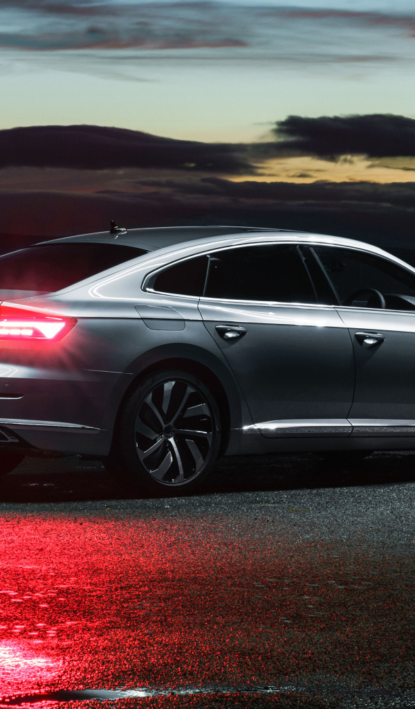 Автомобиль Volkswagen Arteon R-Line 2020 года вид сзади