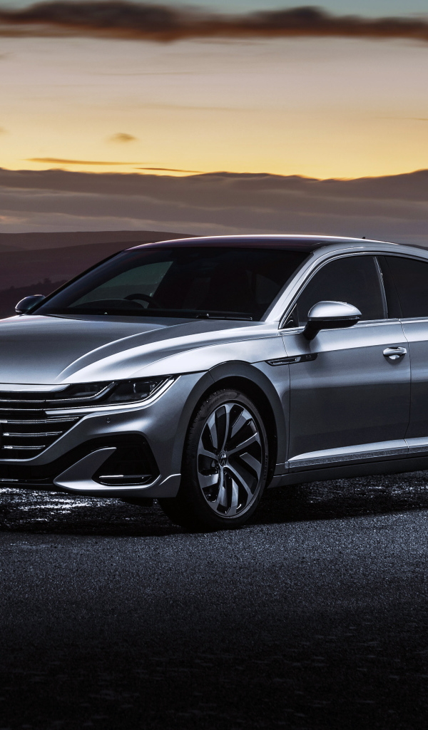 Серебристый автомобиль Volkswagen Arteon R-Line 2020 года