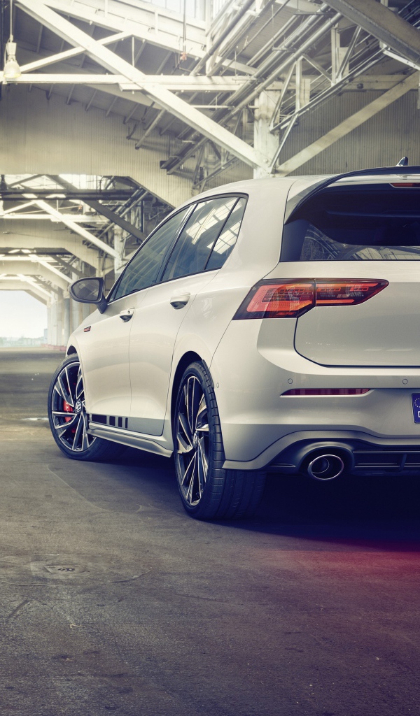 Автомобиль Volkswagen Golf GTI Clubsport 2020 года вид сзади 