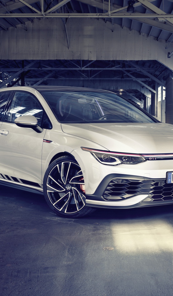 Белый автомобиль Volkswagen Golf GTI Clubsport 2020 года в гараже