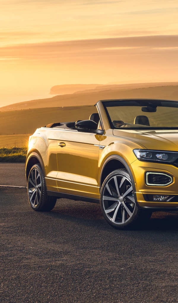 Автомобиль Volkswagen T-Roc Cabriolet R-Line 2020 года на фоне заката