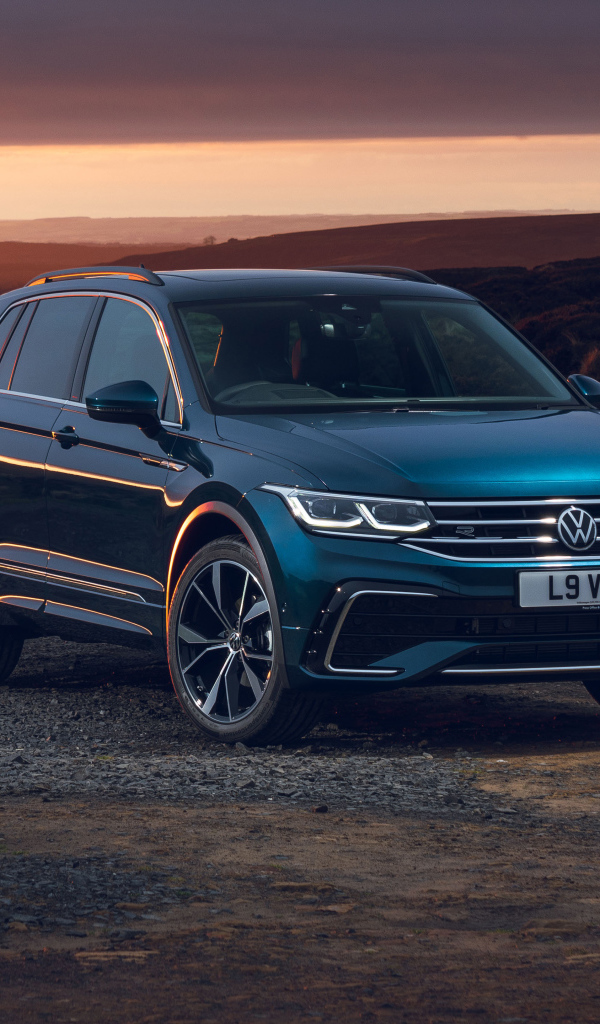 Голубой автомобиль Volkswagen Tiguan R-Line 2020 года на закате