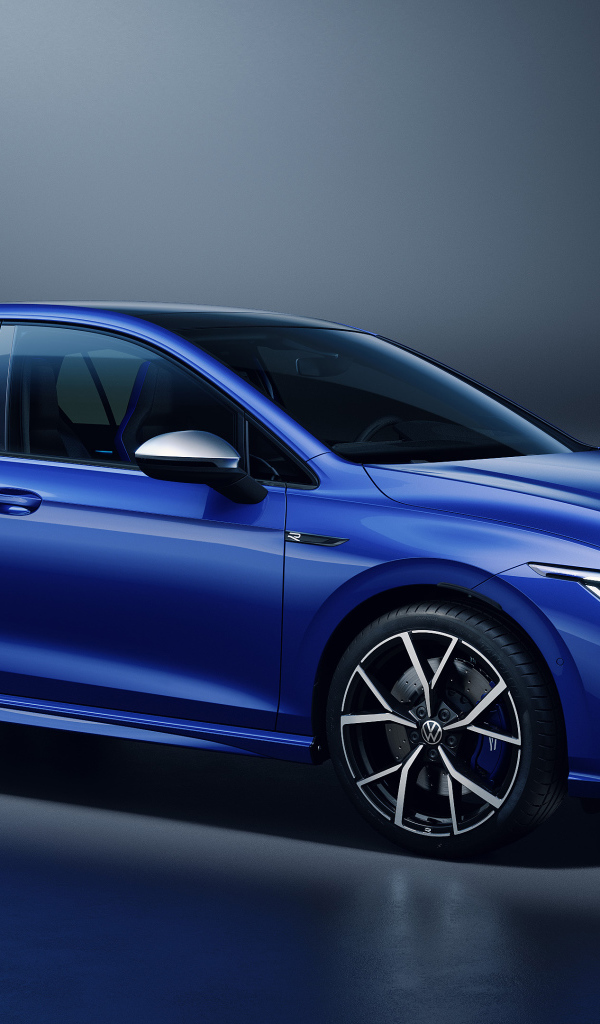 Синий автомобиль Volkswagen Golf R 2020 года на сером фоне