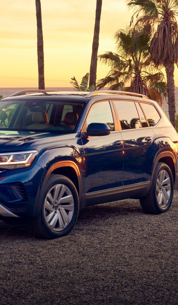 Синий внедорожник Volkswagen Atlas V6, 2021 года на фоне океана 