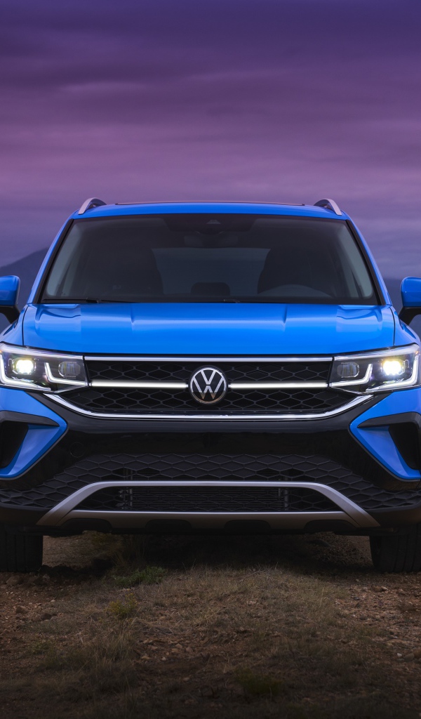 Голубой автомобиль  Volkswagen Taos, 2021 года вид спереди