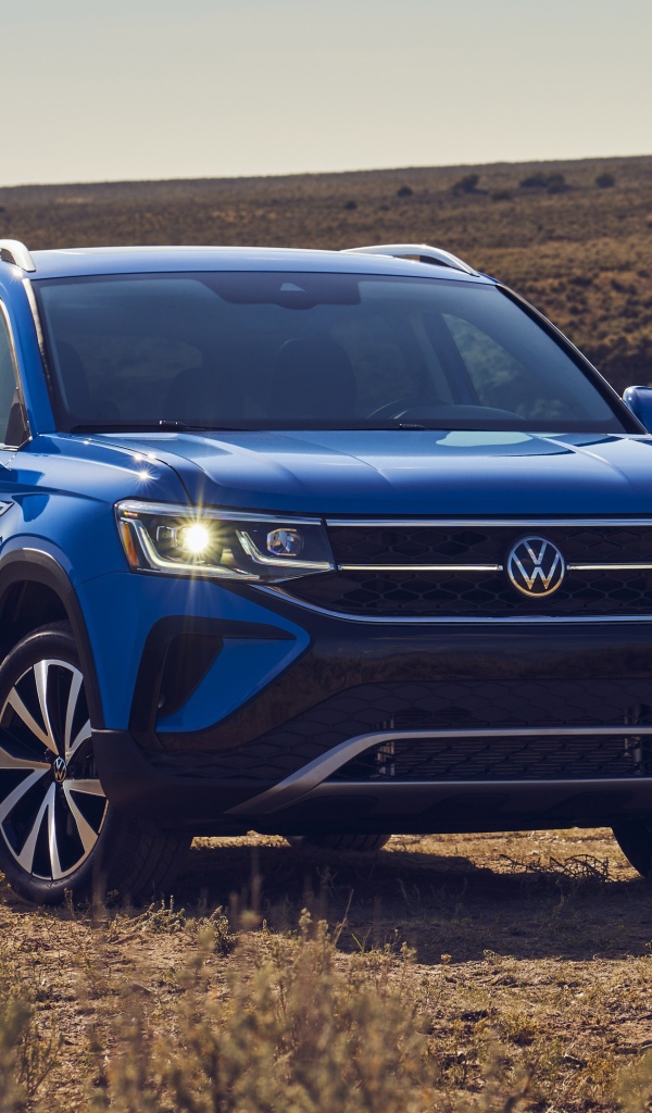 Синий автомобиль  Volkswagen Taos, 2022 года на поле 