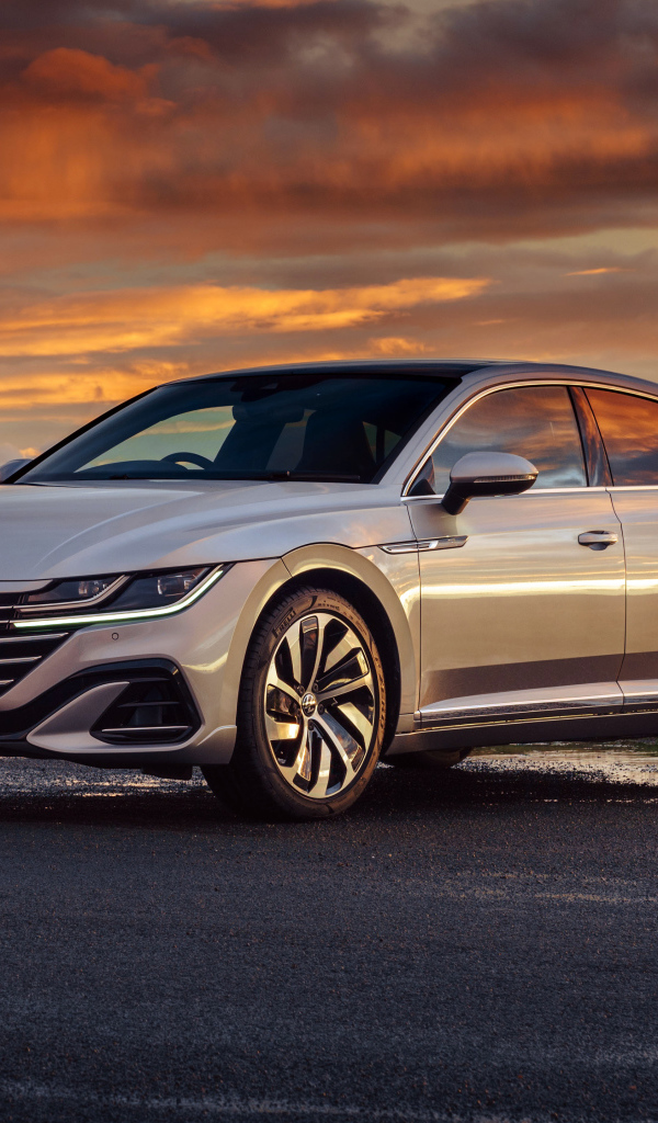 Серебристый автомобиль Volkswagen Arteon R-Line 2020 года на закате