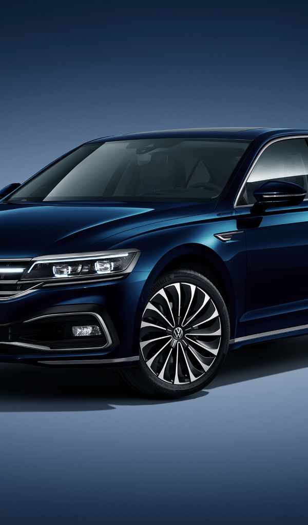 Стильный автомобиль Volkswagen Phideon 2021 года на сером фоне