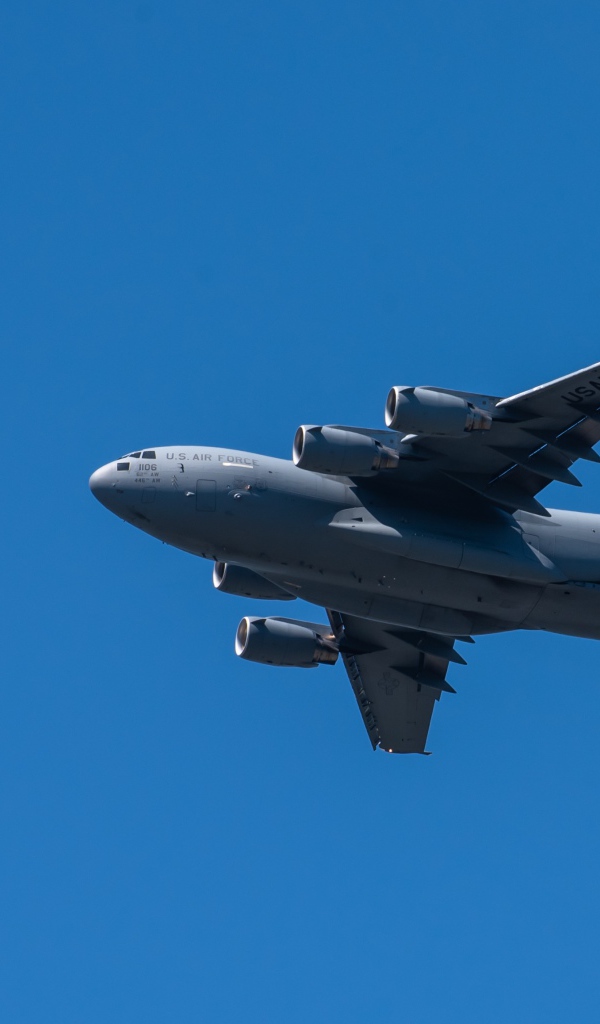 Большой Boeing C-17 Globemaster III в голубом небе 