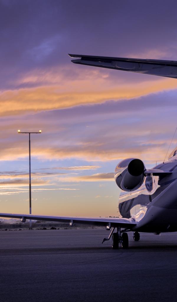 Большой самолет стоит на взлетной полосе  вид сзади