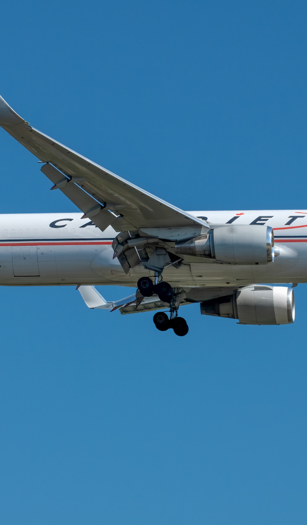 Пассажирский самолет авиакомпании Cargojet в голубом небе 