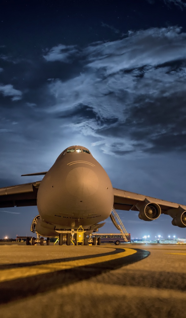 Большой пассажирский самолет на взлетной полосе 