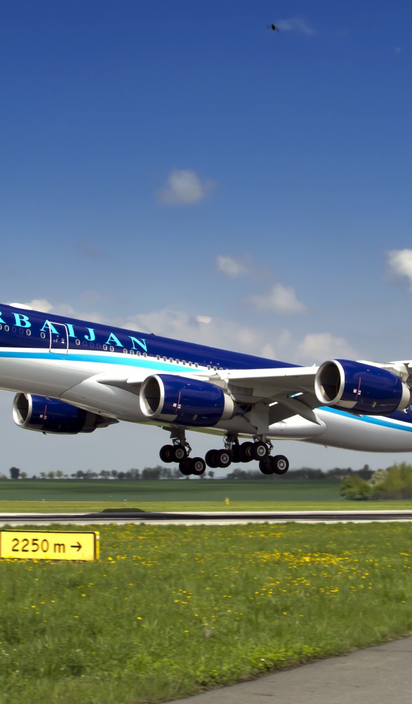 Пассажирский Airbus A-340-500 на взлетной полосе