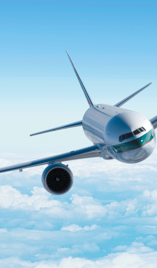 Пассажирский Аэробус а380 летит над облаками