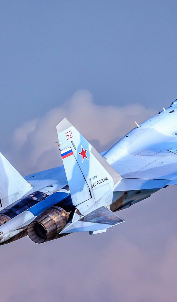 Русский истребитель  Су-35  в воздухе