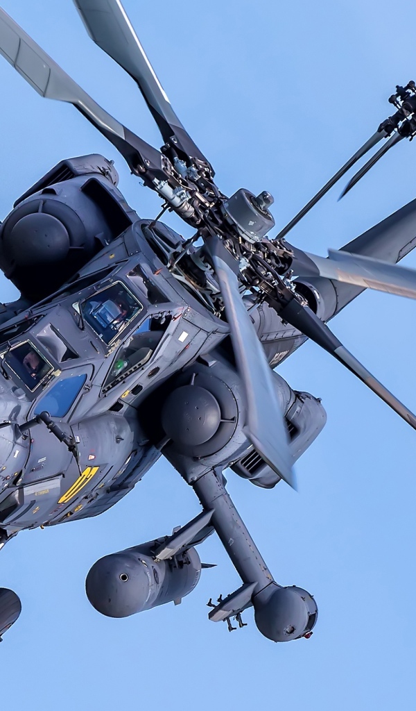 Российский военный вертолет Mil Mi-28H в небе 