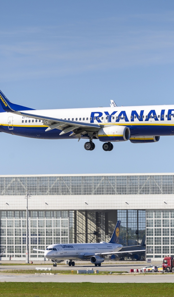Пассажирский самолет боинг-737-800 авиакомпании  ryanair
