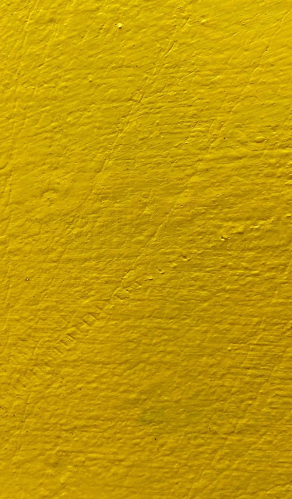 Стена окрашена в желтый цвет, фон 